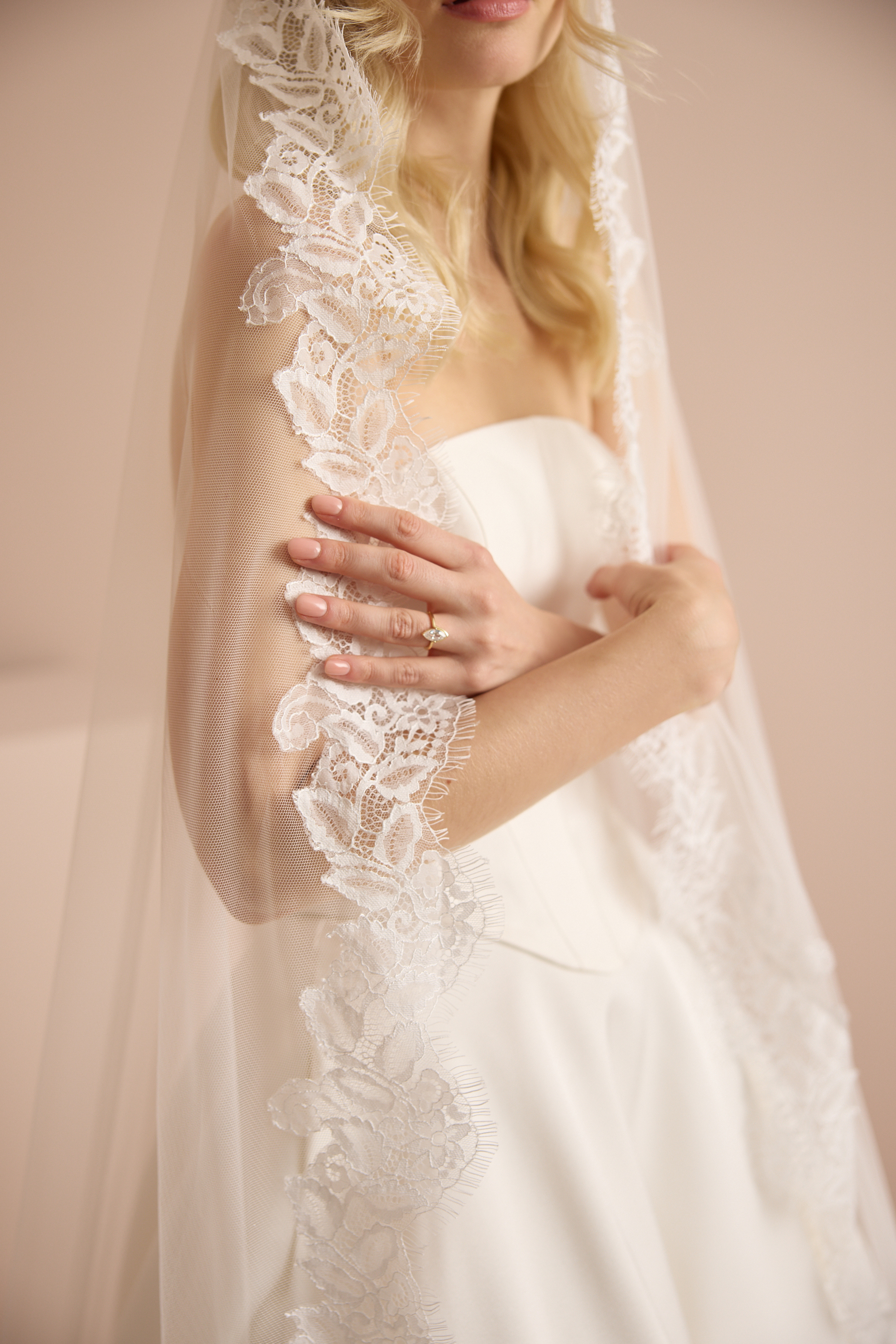 LUXE CHANTILLY TRIM MANTILLA Detail 3