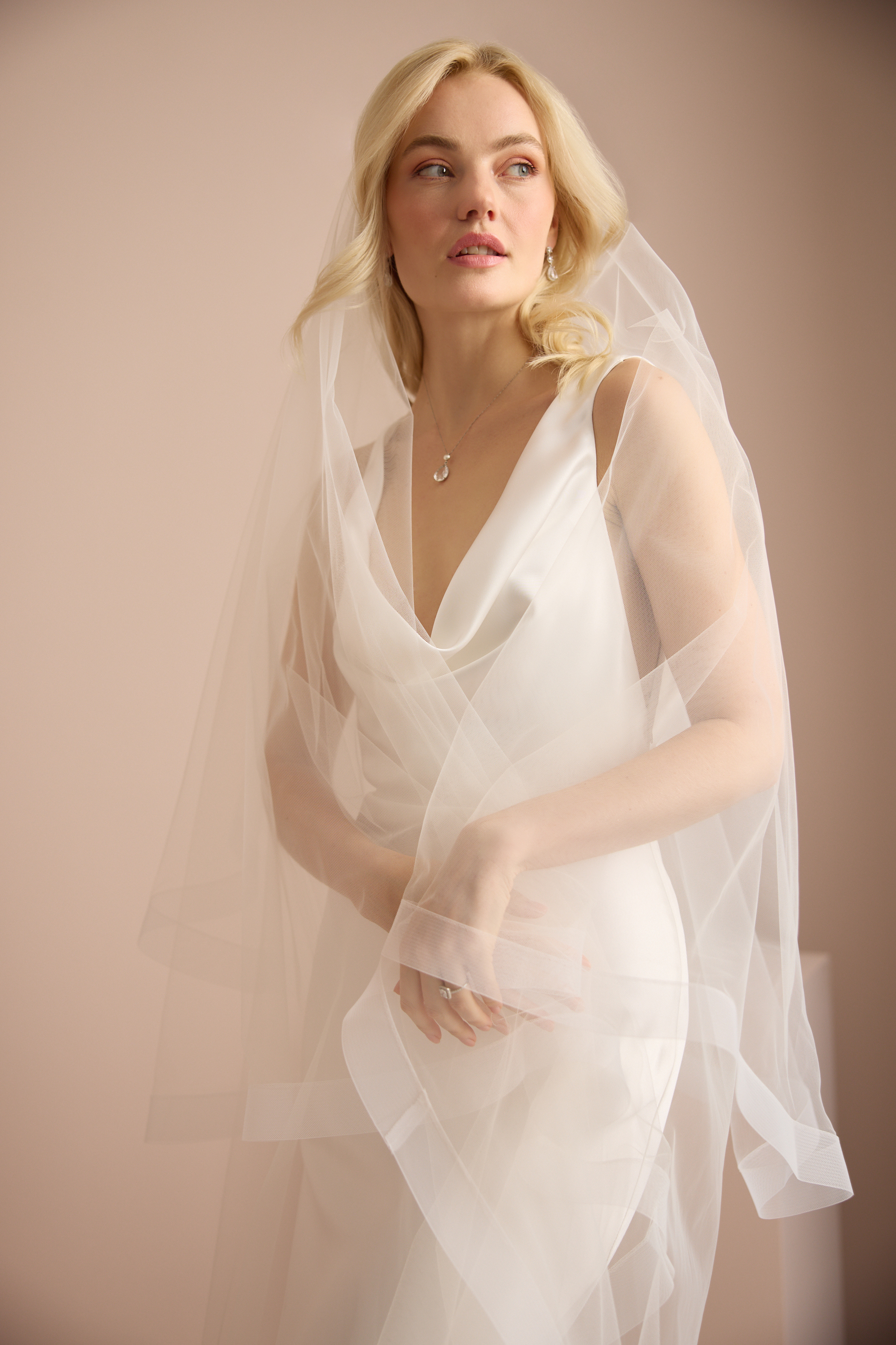 CASCADING CRINOLINE EDGE VEIL Detail 3