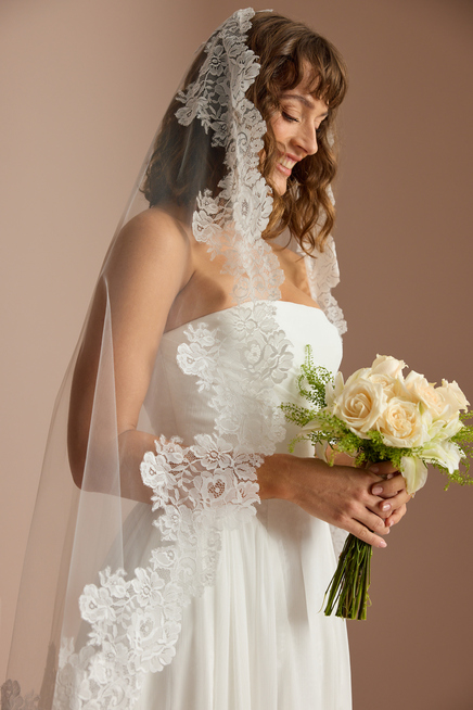 BLOOMING LACE MANTILLA