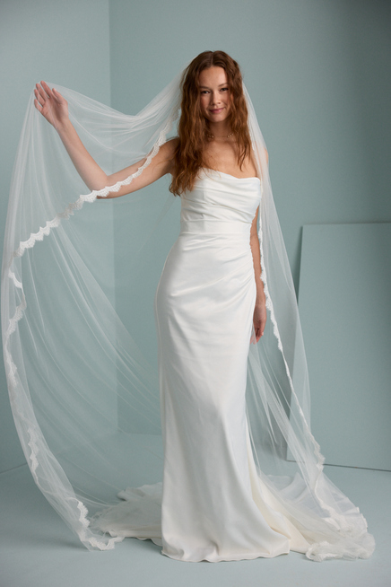 LUXE SCALLOPED CHANTILLY VEIL