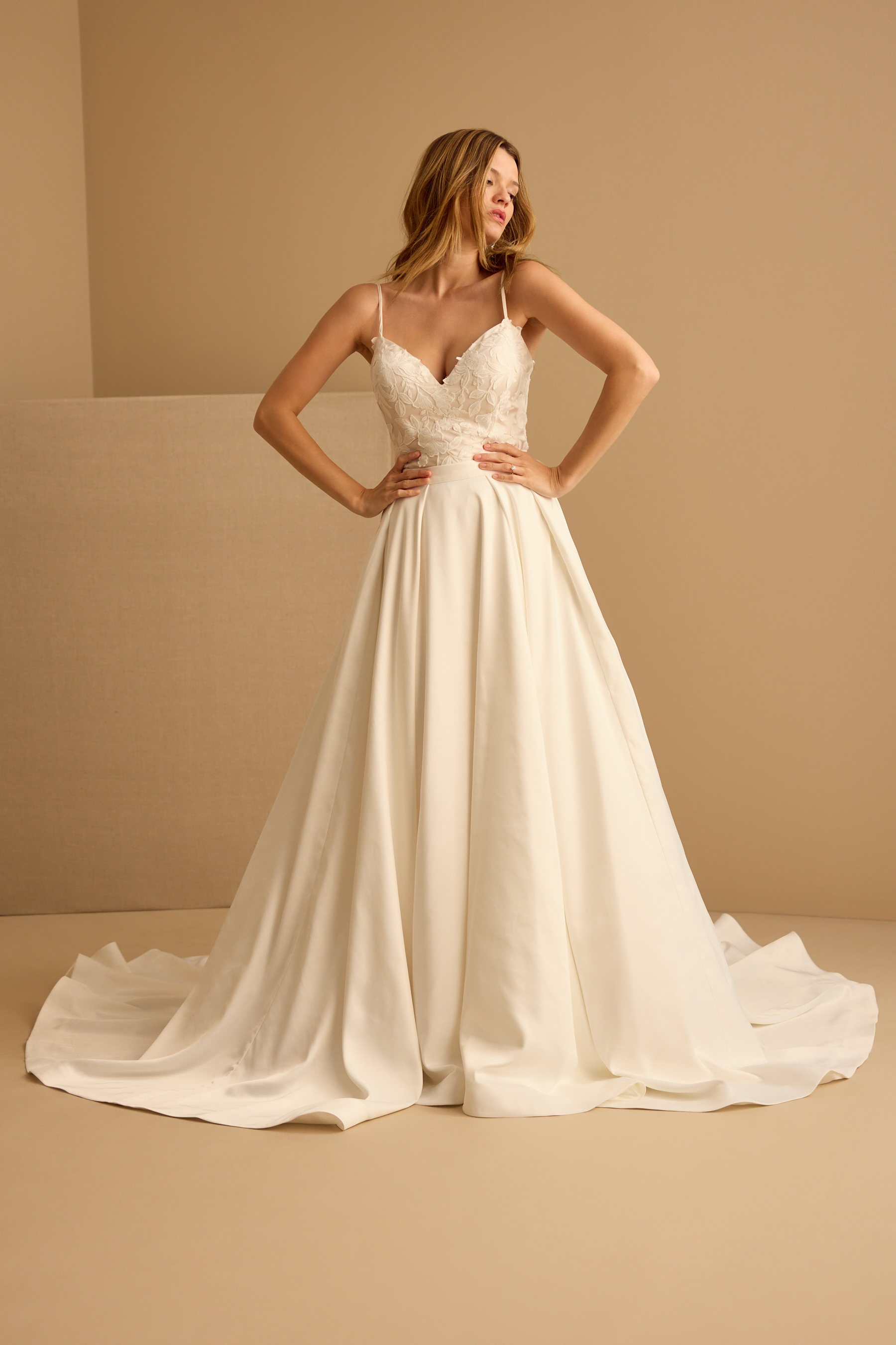 SCONE SATIN OVERSKIRT Detail 1