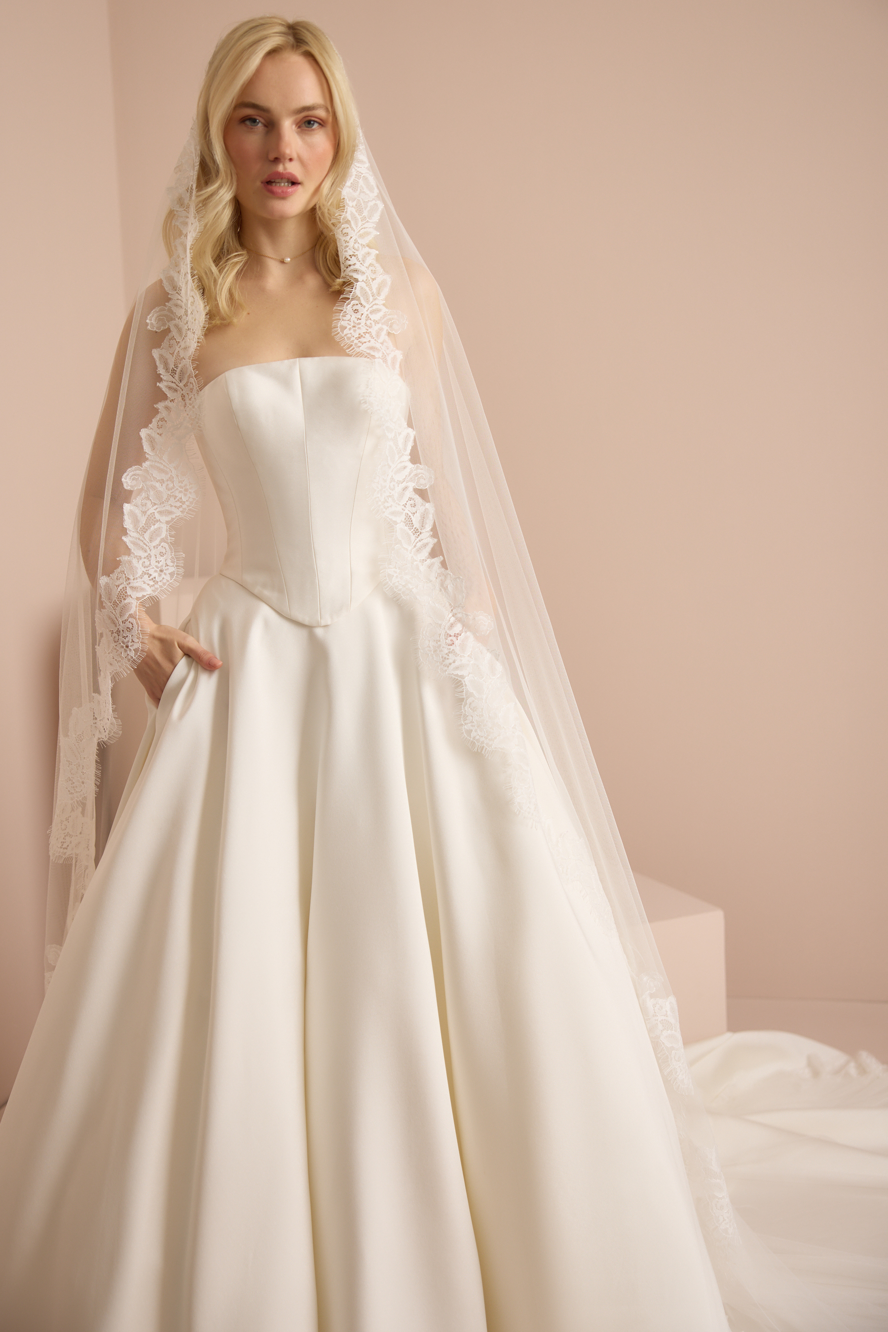 LUXE CHANTILLY TRIM MANTILLA Detail 4