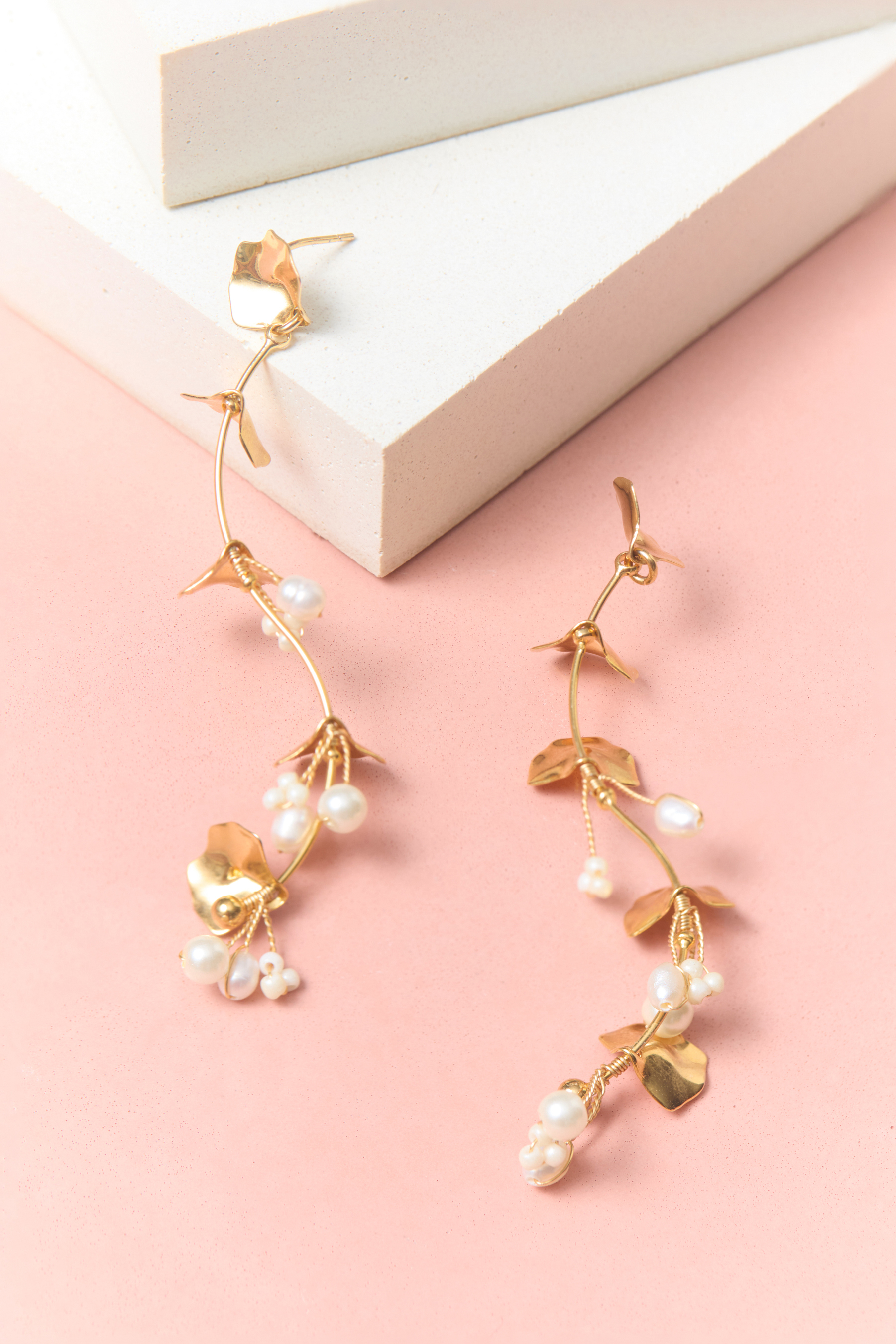 FLORAL PEARL DANGLE EARRINGS Detail 1