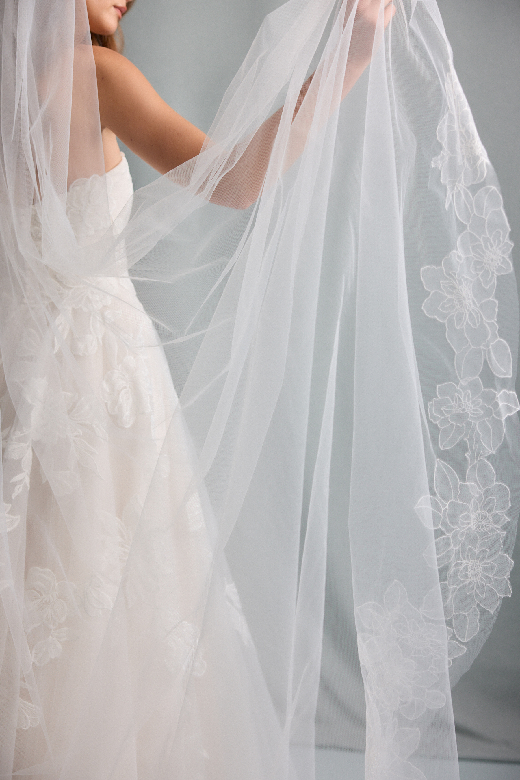 PROMINENT PETAL VEIL Detail 1