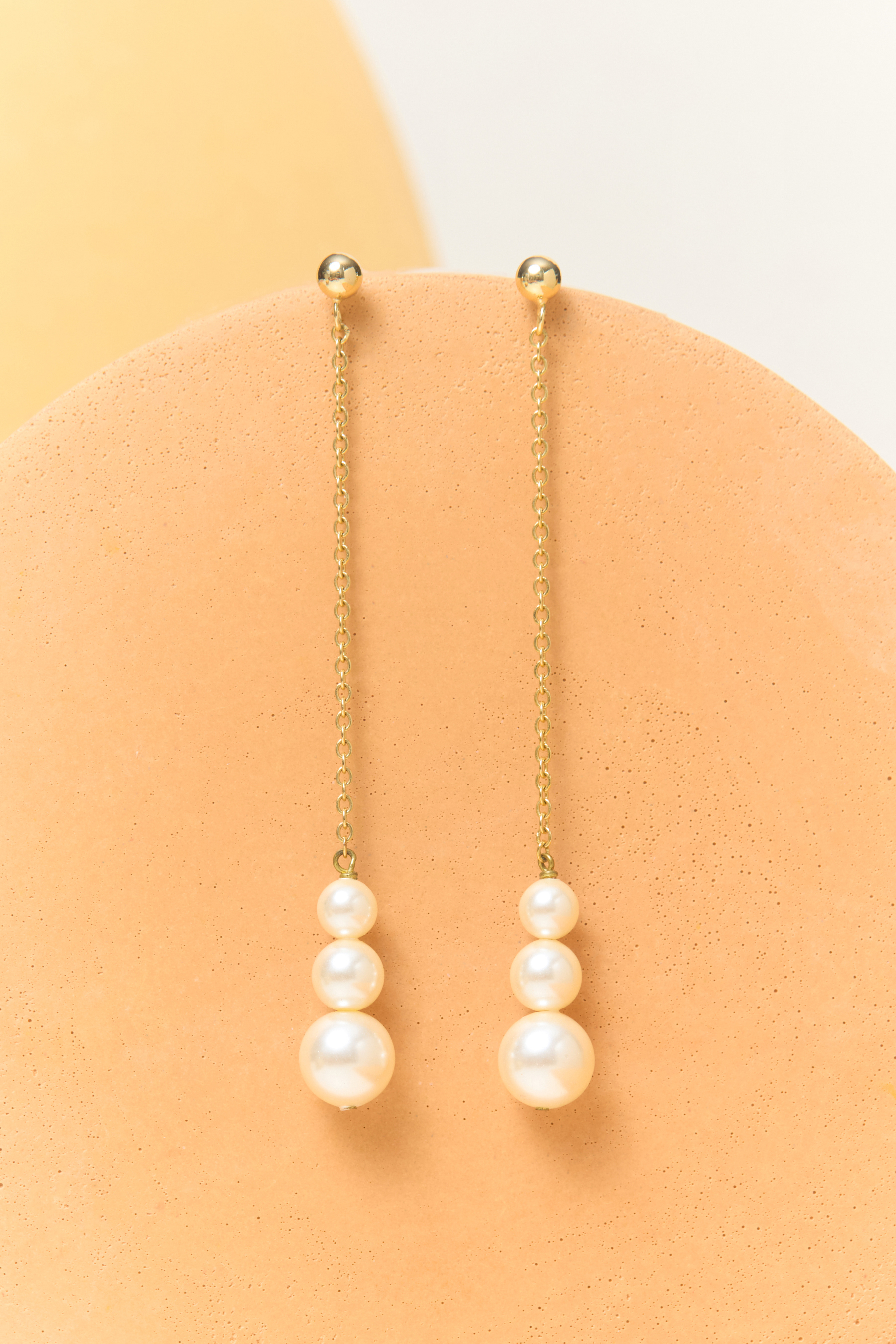 STACKED PEARL EARRINGS Detail 1