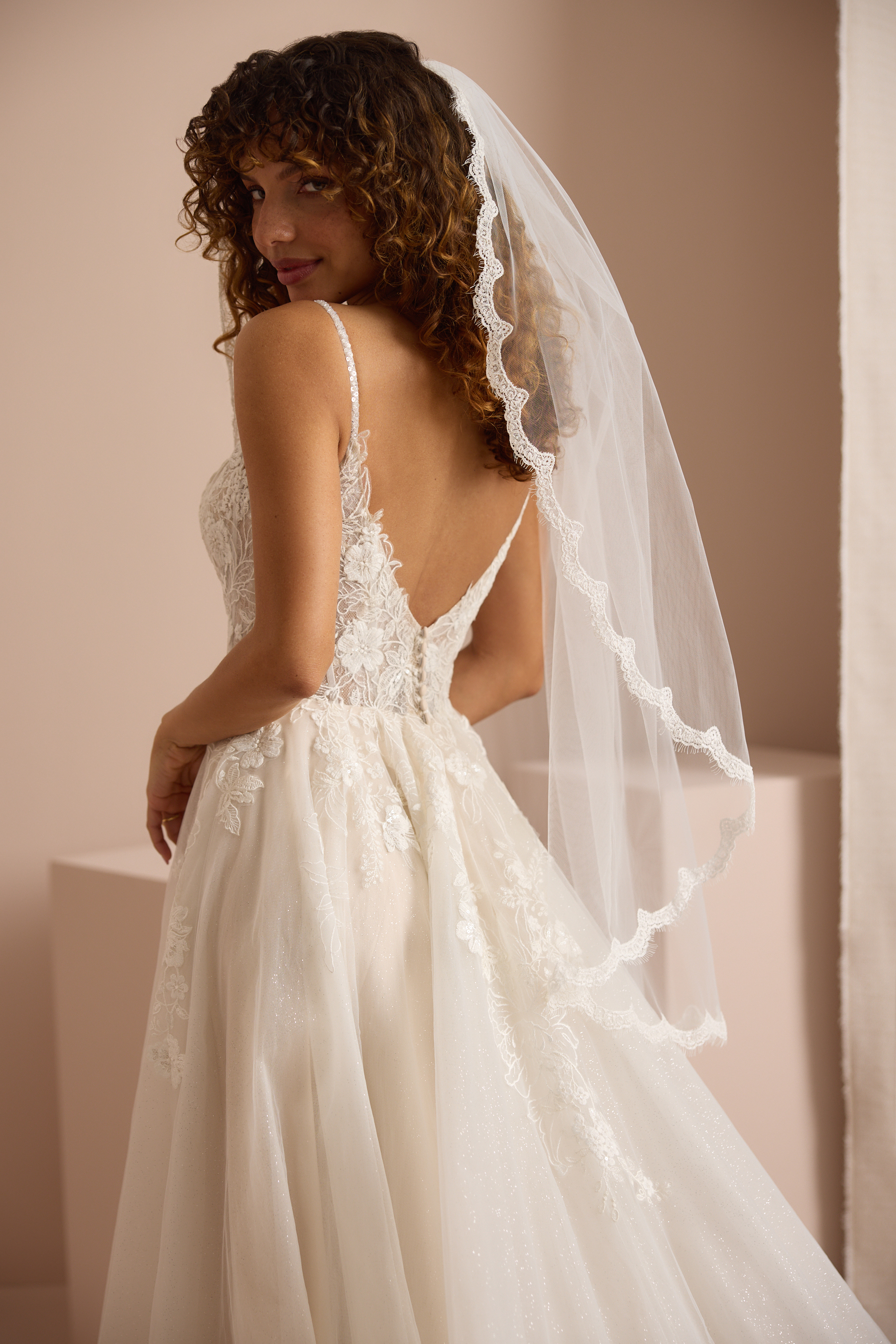 CORDED CHANTILLY SCALLOP VEIL Detail 2