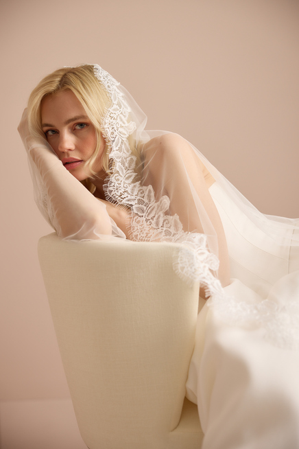 LUXE CHANTILLY TRIM MANTILLA