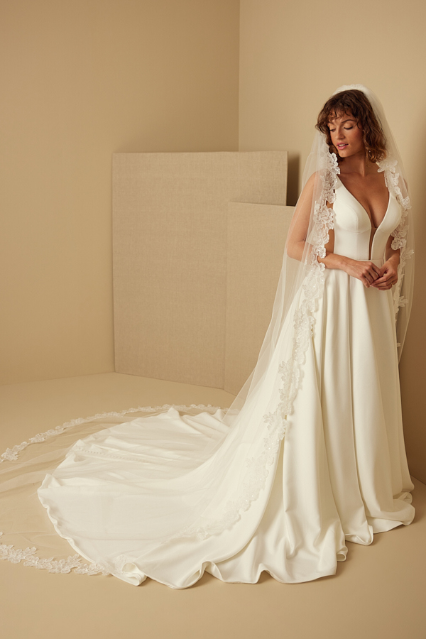 DELICATE FLORAL VEIL