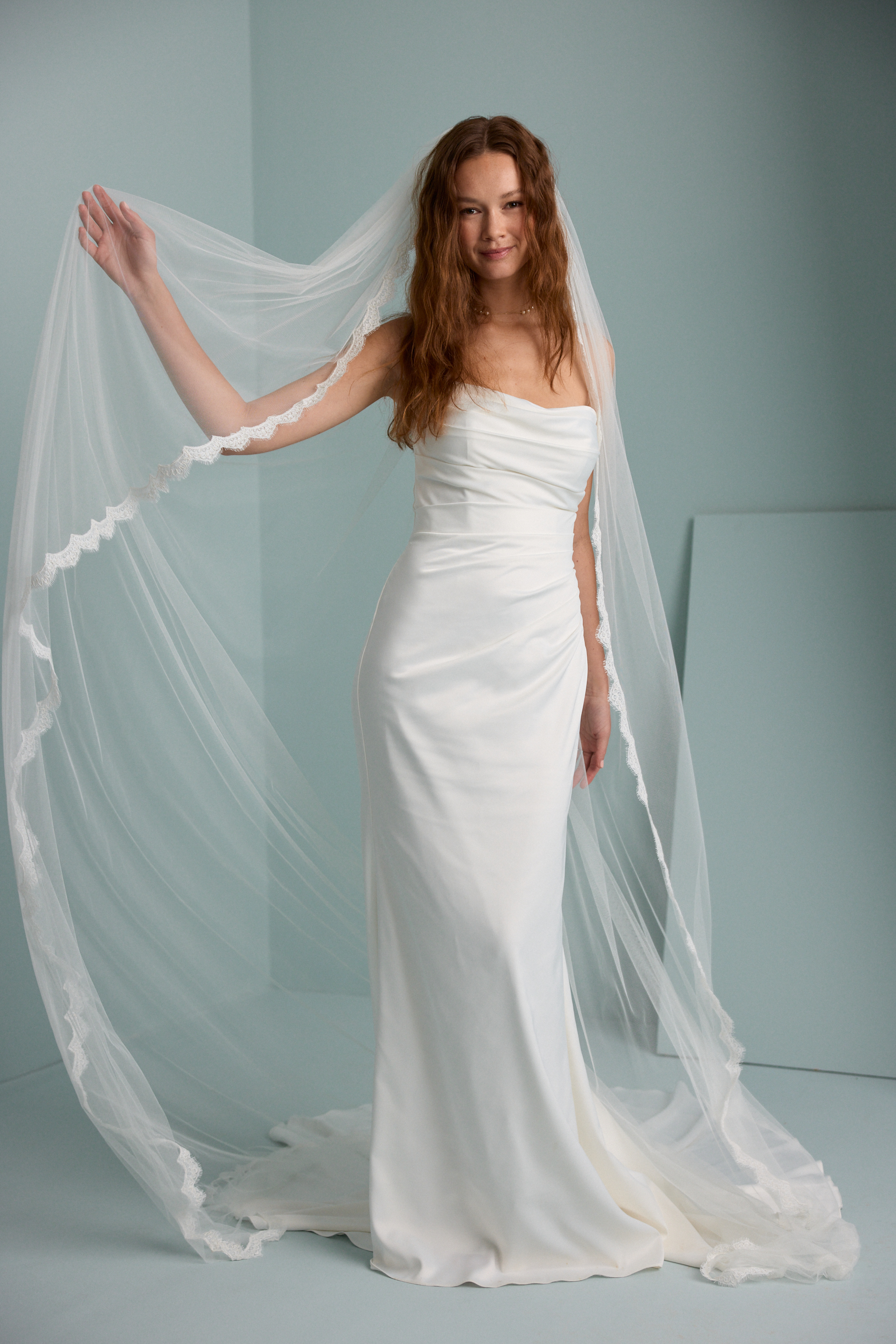 LUXE SCALLOPED CHANTILLY VEIL Detail 1