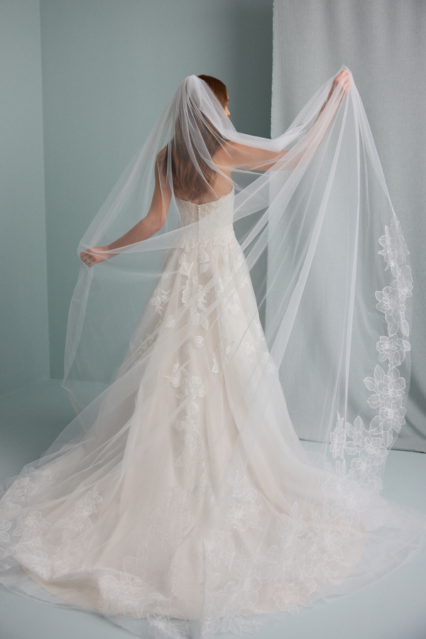 PROMINENT PETAL VEIL