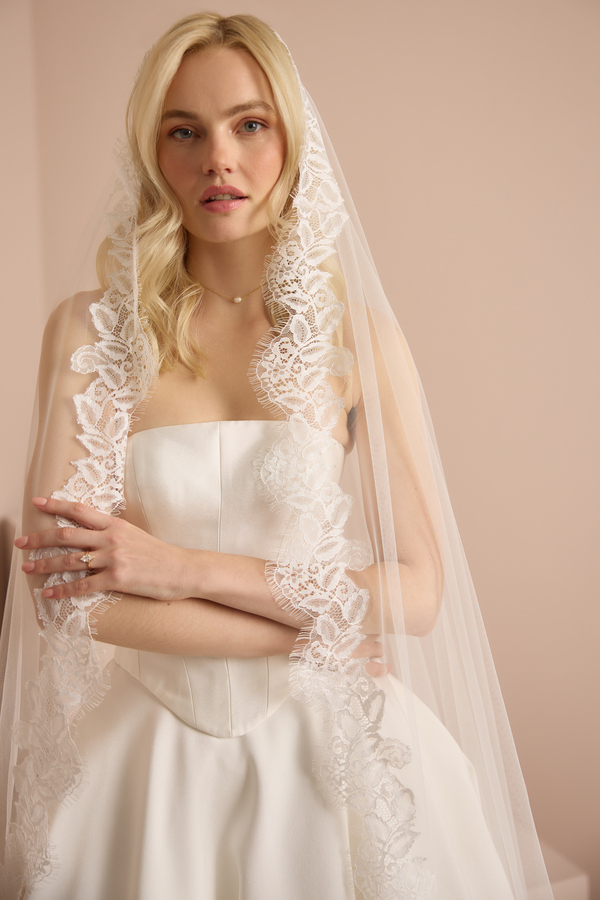 LUXE CHANTILLY TRIM MANTILLA