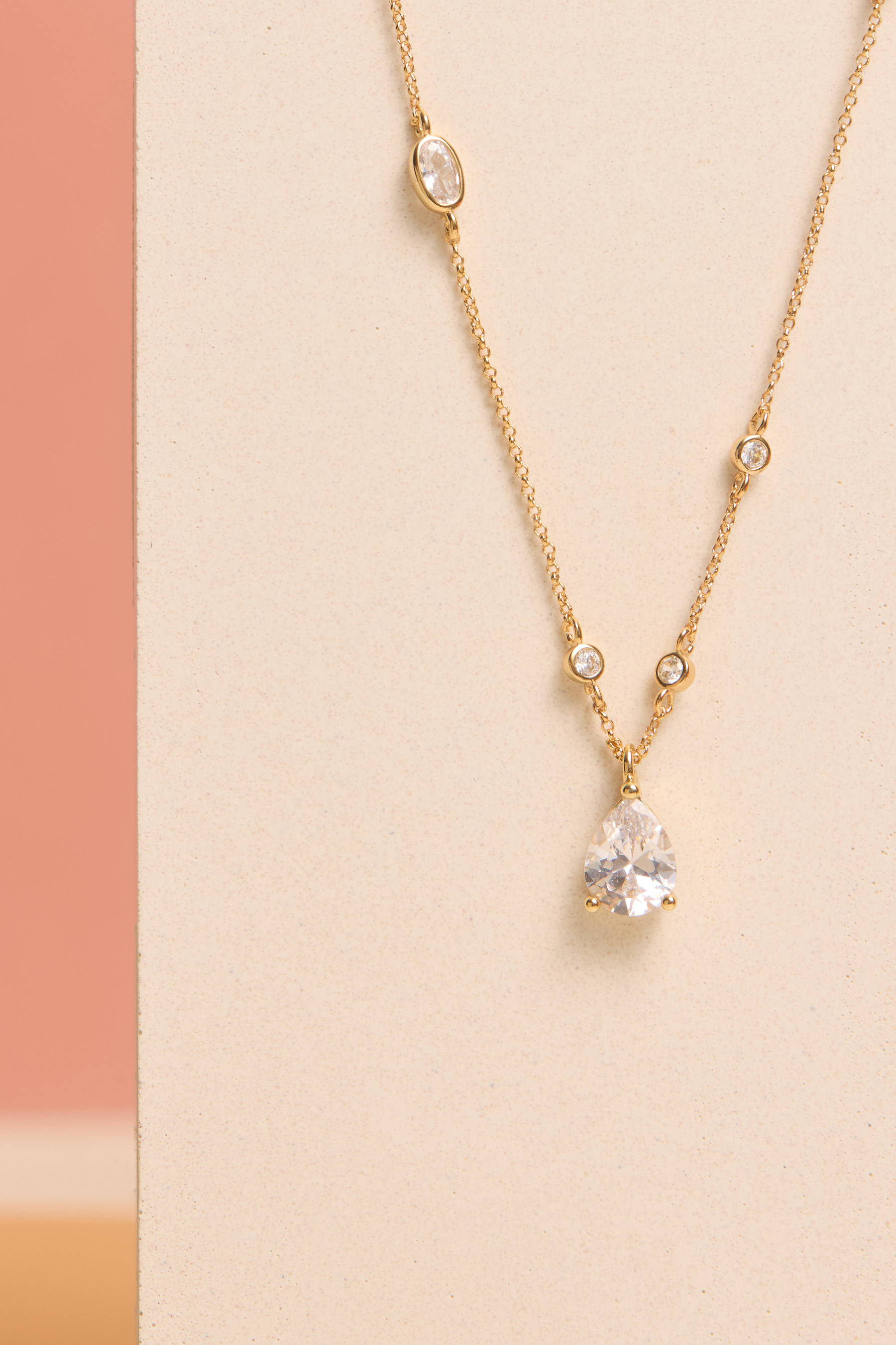 CRYSTAL PENDANT NECKLACE Detail 1
