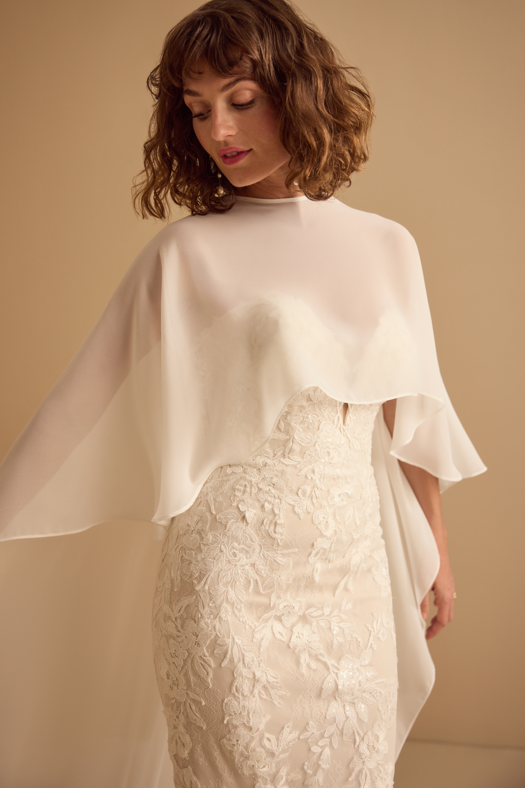 HONEYCOMB BRIDAL CAPE Detail 1
