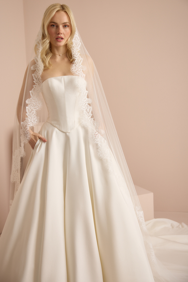 LUXE CHANTILLY TRIM MANTILLA