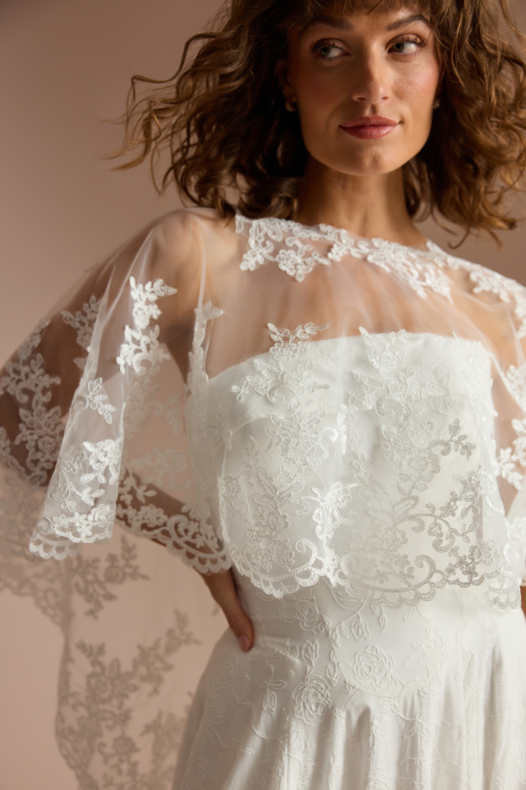 SCATTERED LACE CAPE Detail 1
