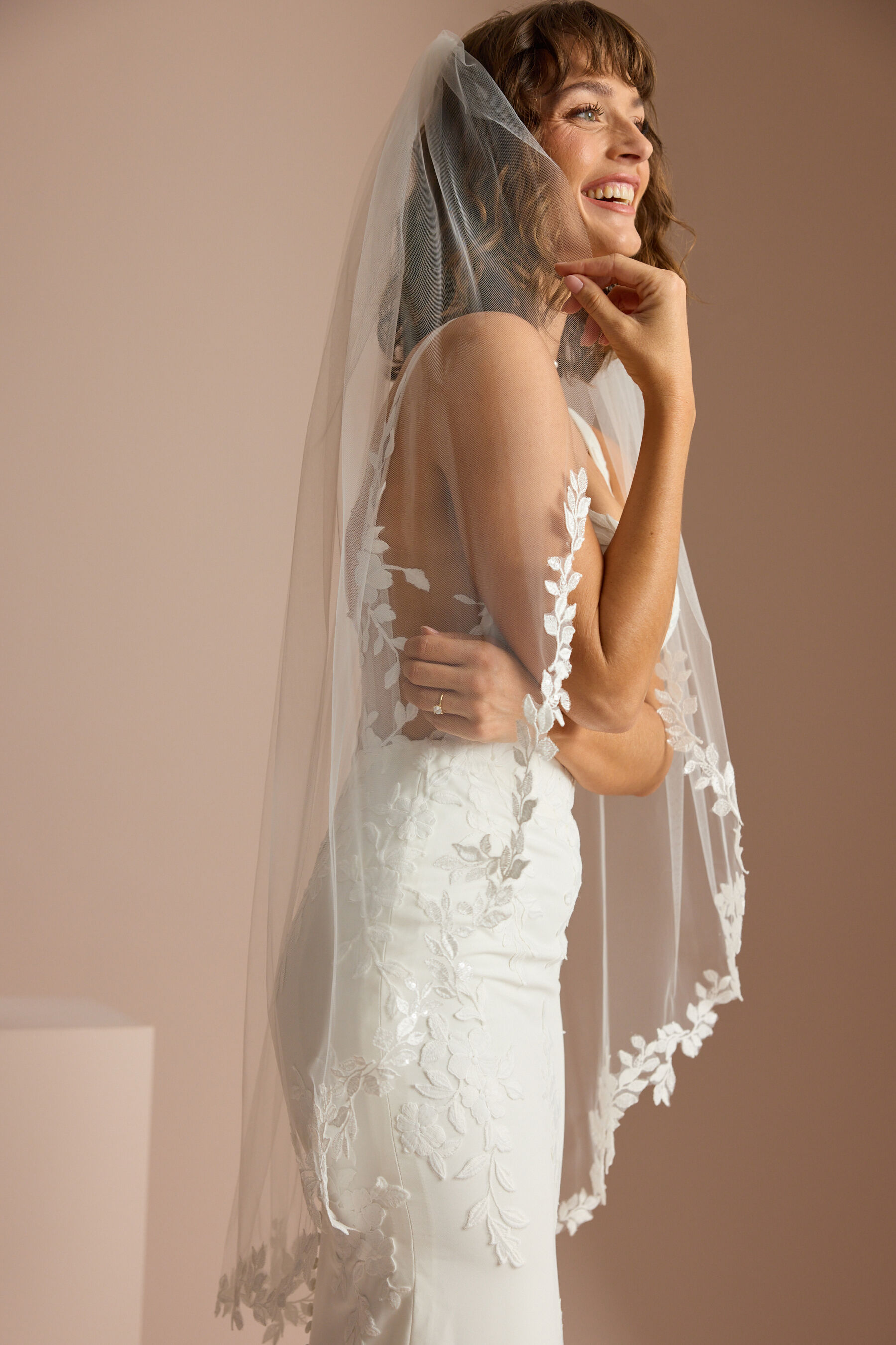 NWOT ? Fingertip Lace Veil in Ivory Ivory Two Tier Floral Lace Edge Fingetip Veil | L&F main image 3