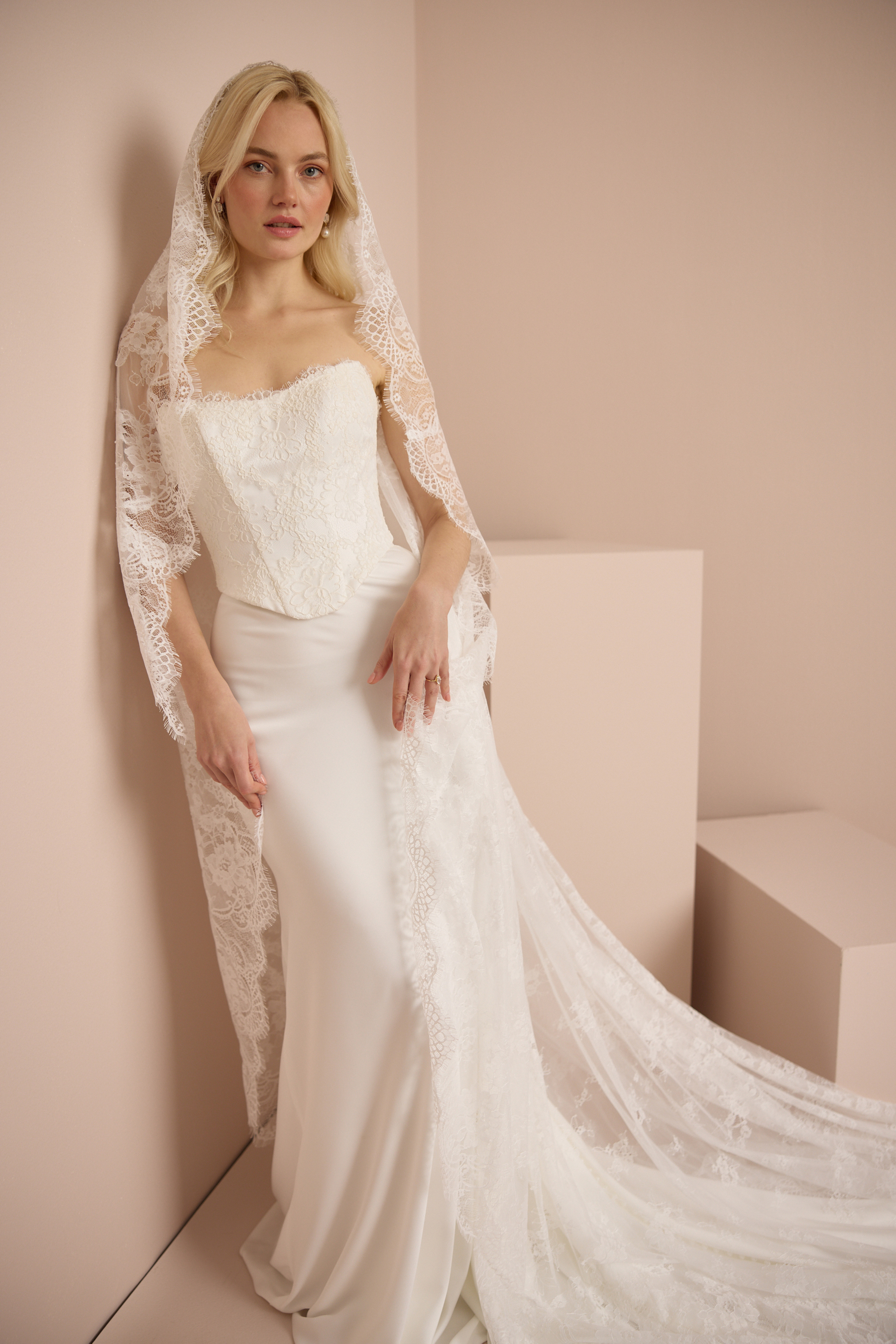 DELICATE CHANTILLY VEIL Detail 3