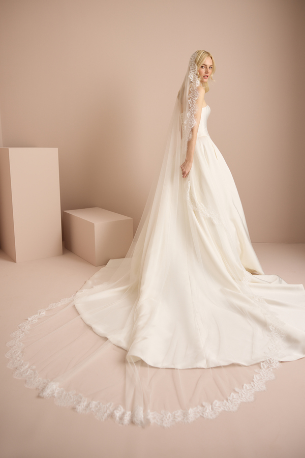 LUXE CHANTILLY TRIM MANTILLA