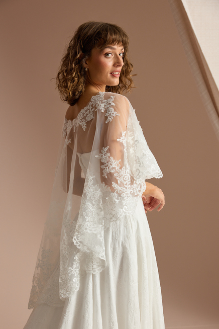 SCATTERED LACE CAPE