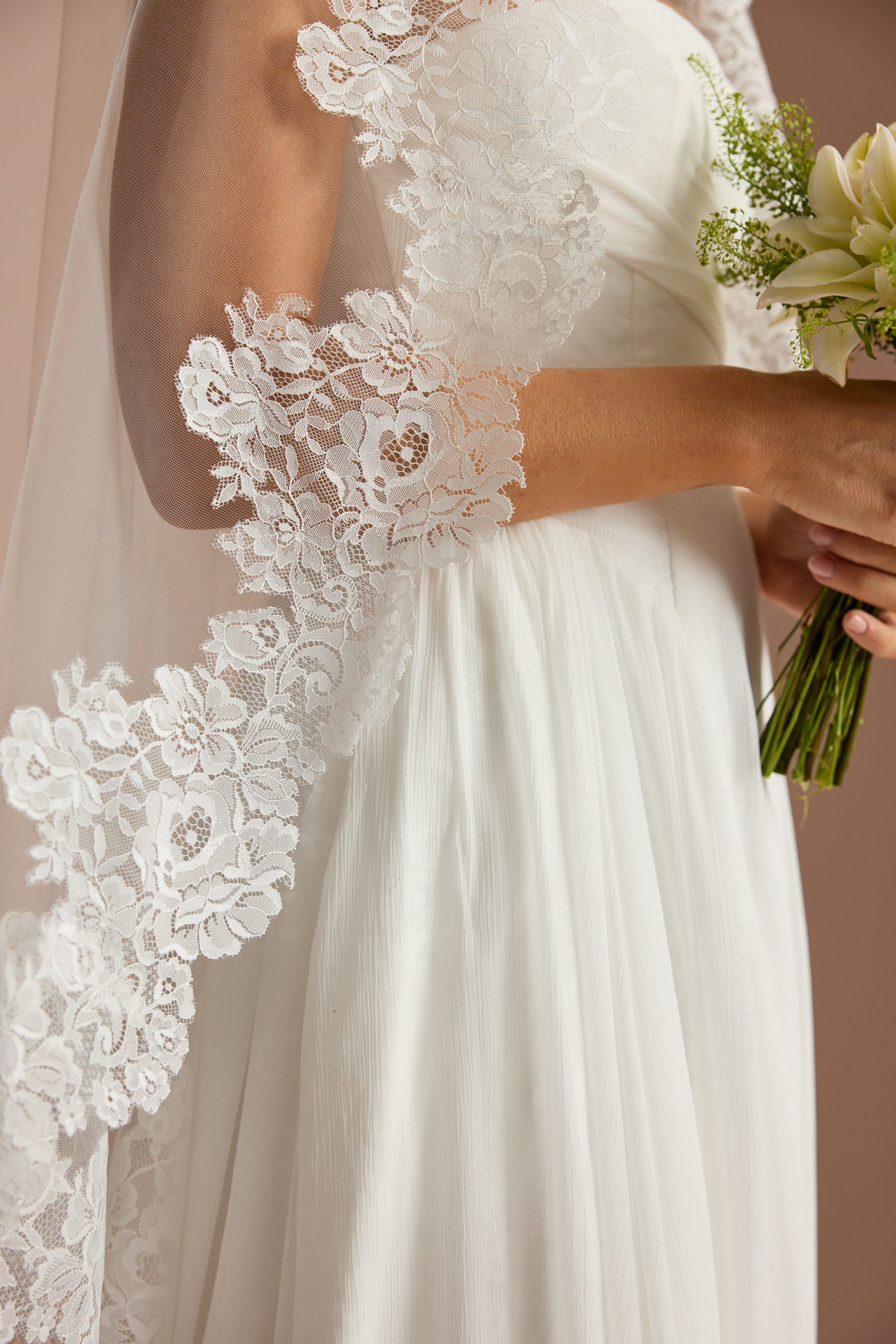 BLOOMING LACE MANTILLA Detail 3