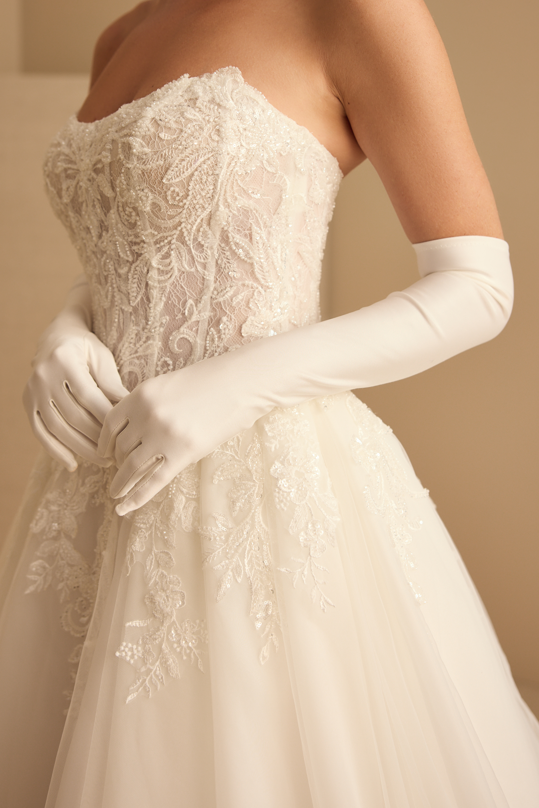 MATTE SATIN BRIDAL GLOVES Detail 3