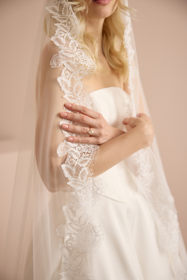 LUXE CHANTILLY TRIM MANTILLA