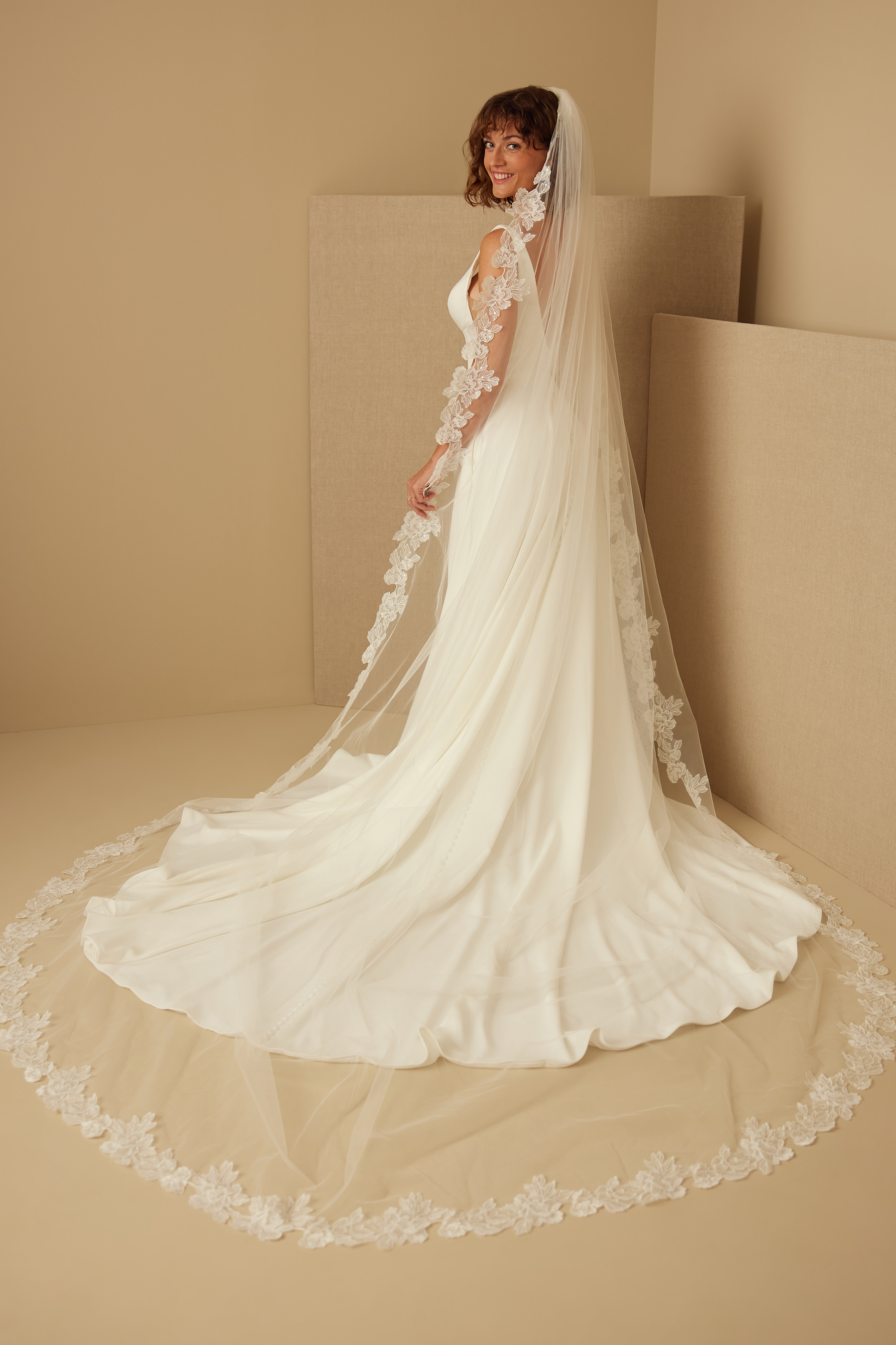 DELICATE FLORAL VEIL Detail 2