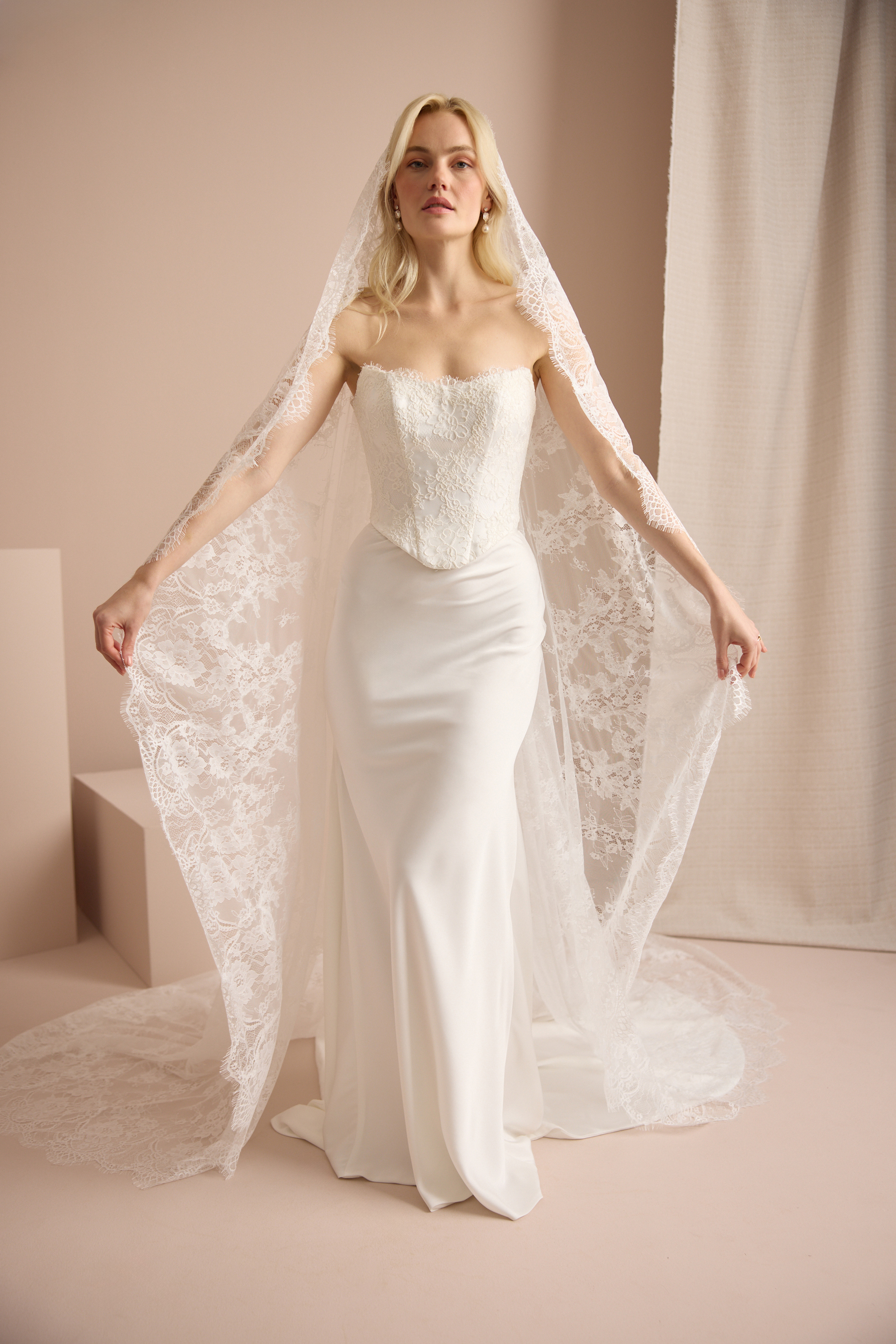 DELICATE CHANTILLY VEIL Detail 1