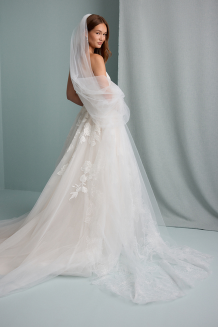 PROMINENT PETAL VEIL