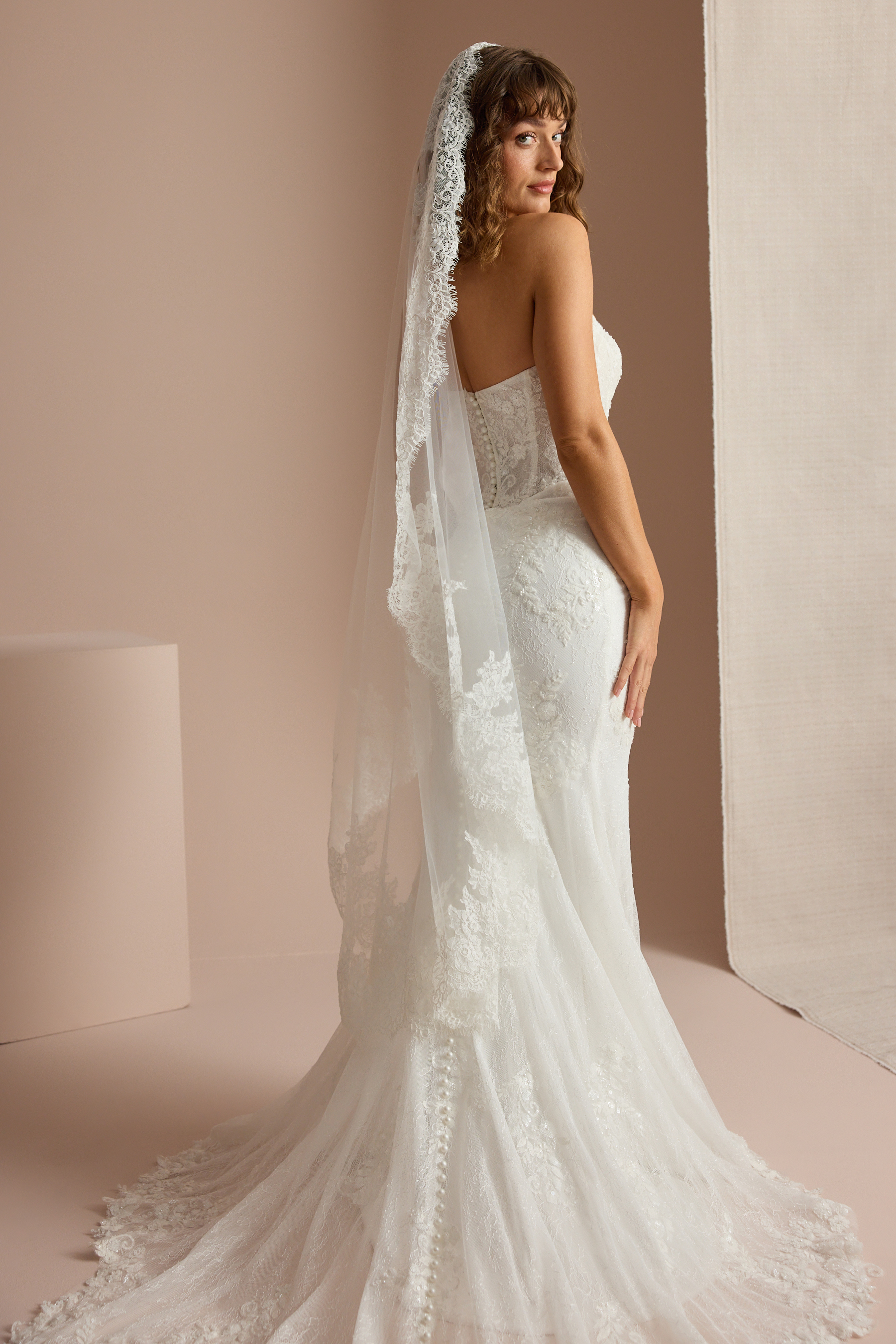CORDED LACE MANTILLA Detail 2
