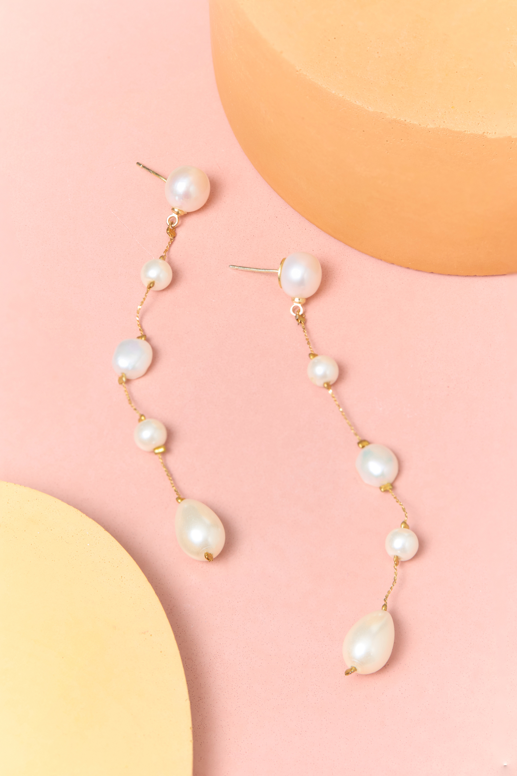 LINEAR PEARL DROP EARRINGS Detail 1