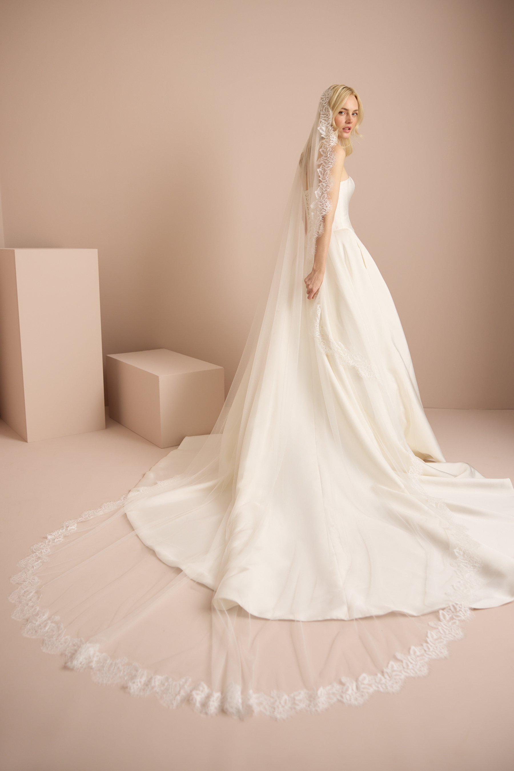 LUXE CHANTILLY TRIM MANTILLA Detail 5