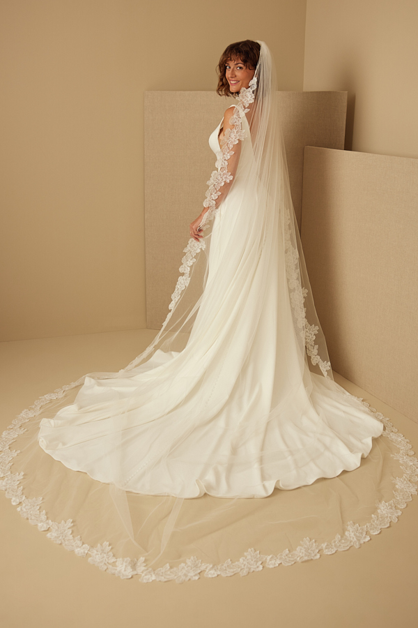 DELICATE FLORAL VEIL