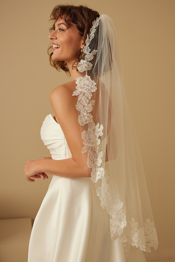 DELICATE FLORAL VEIL