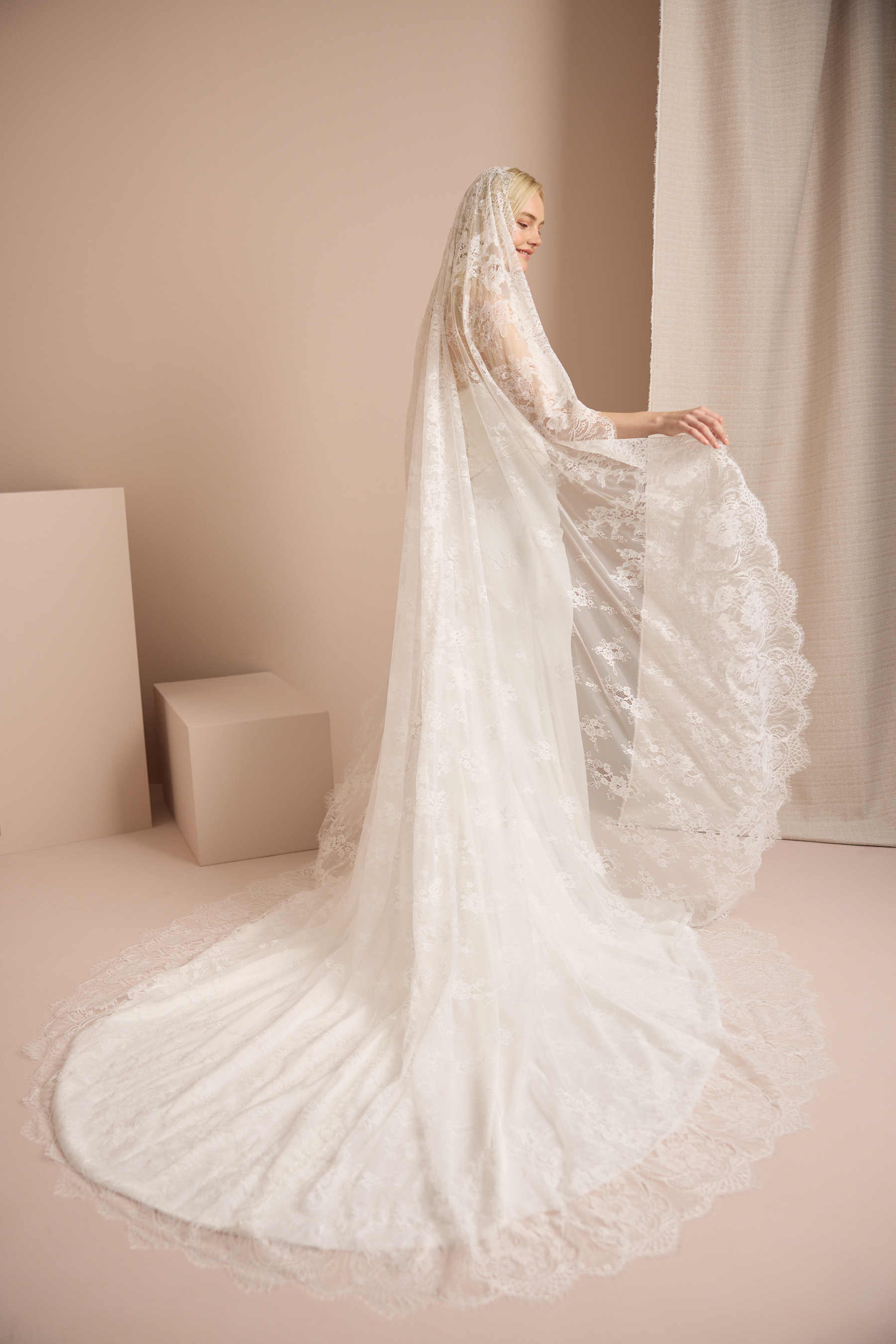 DELICATE CHANTILLY VEIL Detail 4