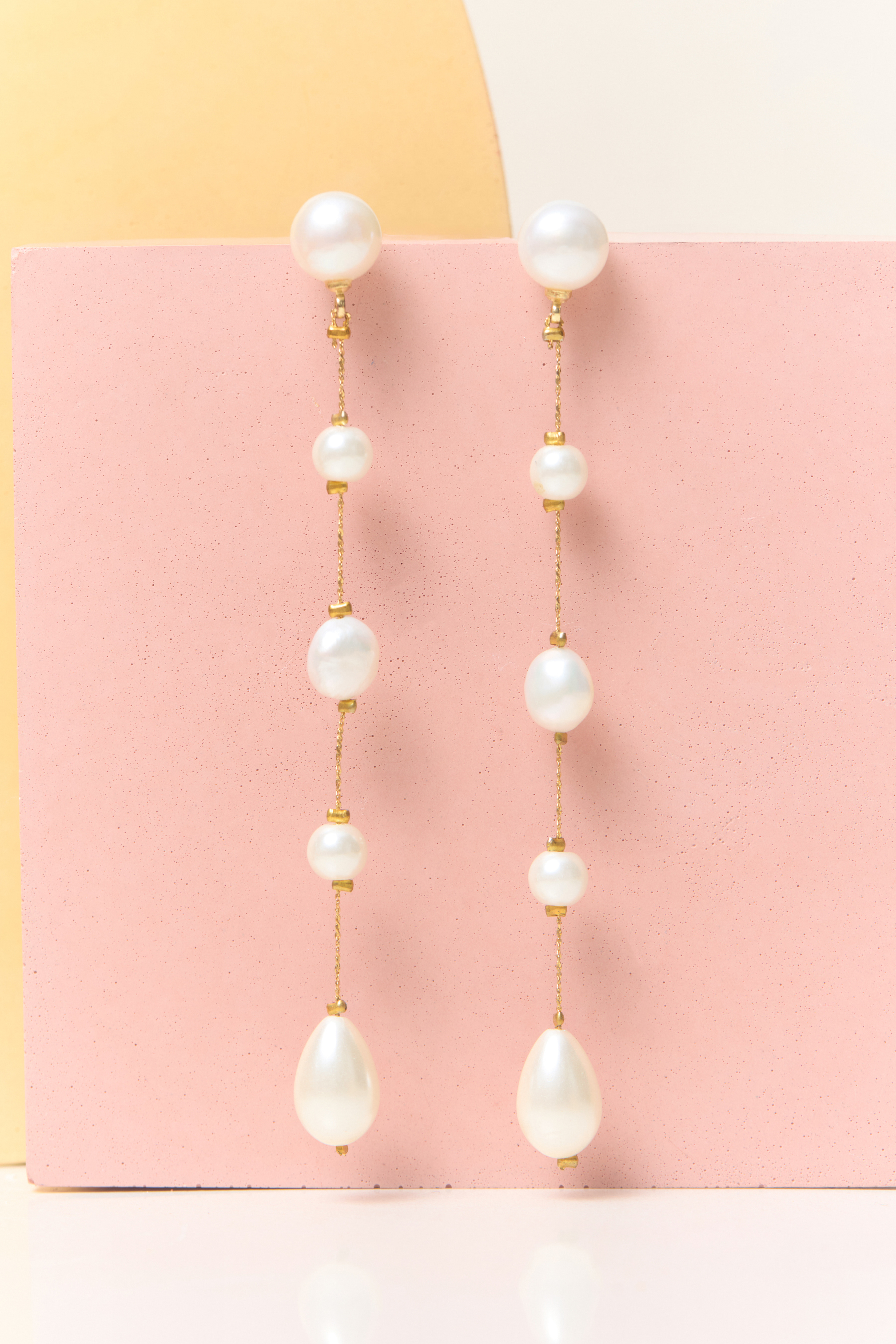 LINEAR PEARL DROP EARRINGS Detail 2
