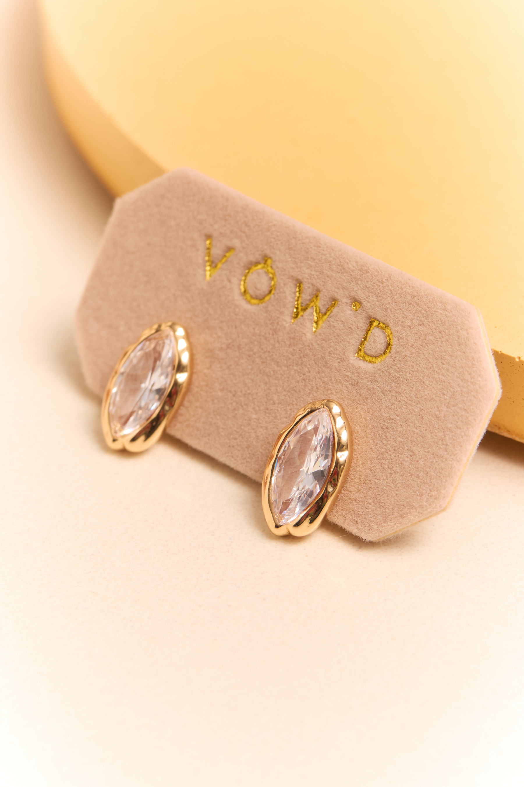 LIQUID GOLD CRYSTAL STUDS Detail 2