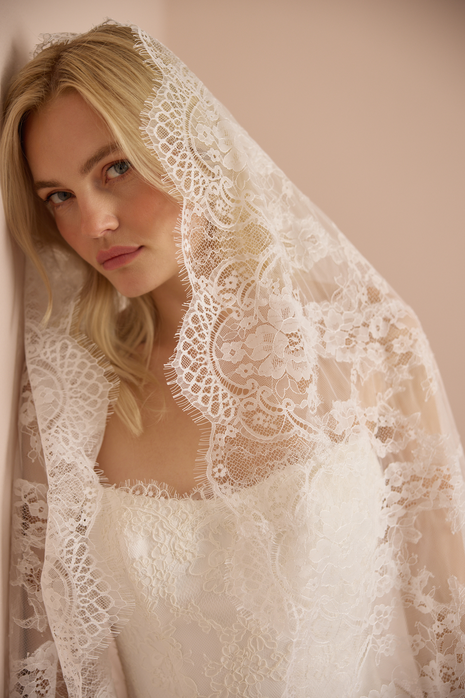 DELICATE CHANTILLY VEIL Detail 2