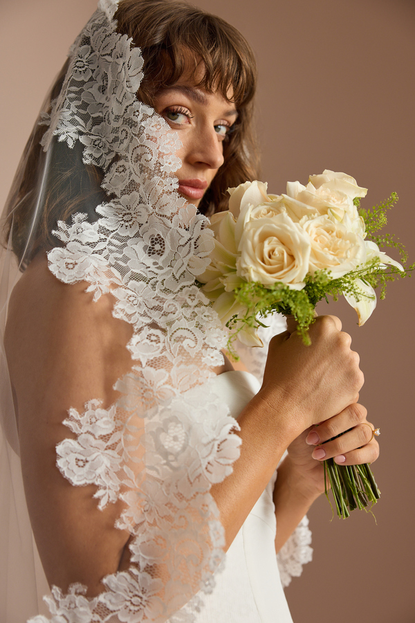 BLOOMING LACE MANTILLA