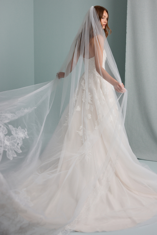 PROMINENT PETAL VEIL