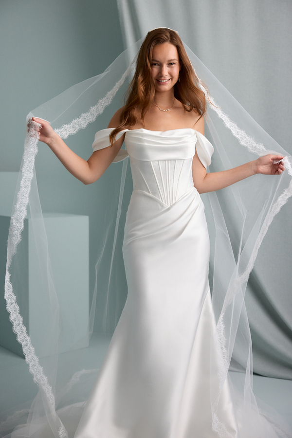 CHANTILLY TRIM MANTILLA