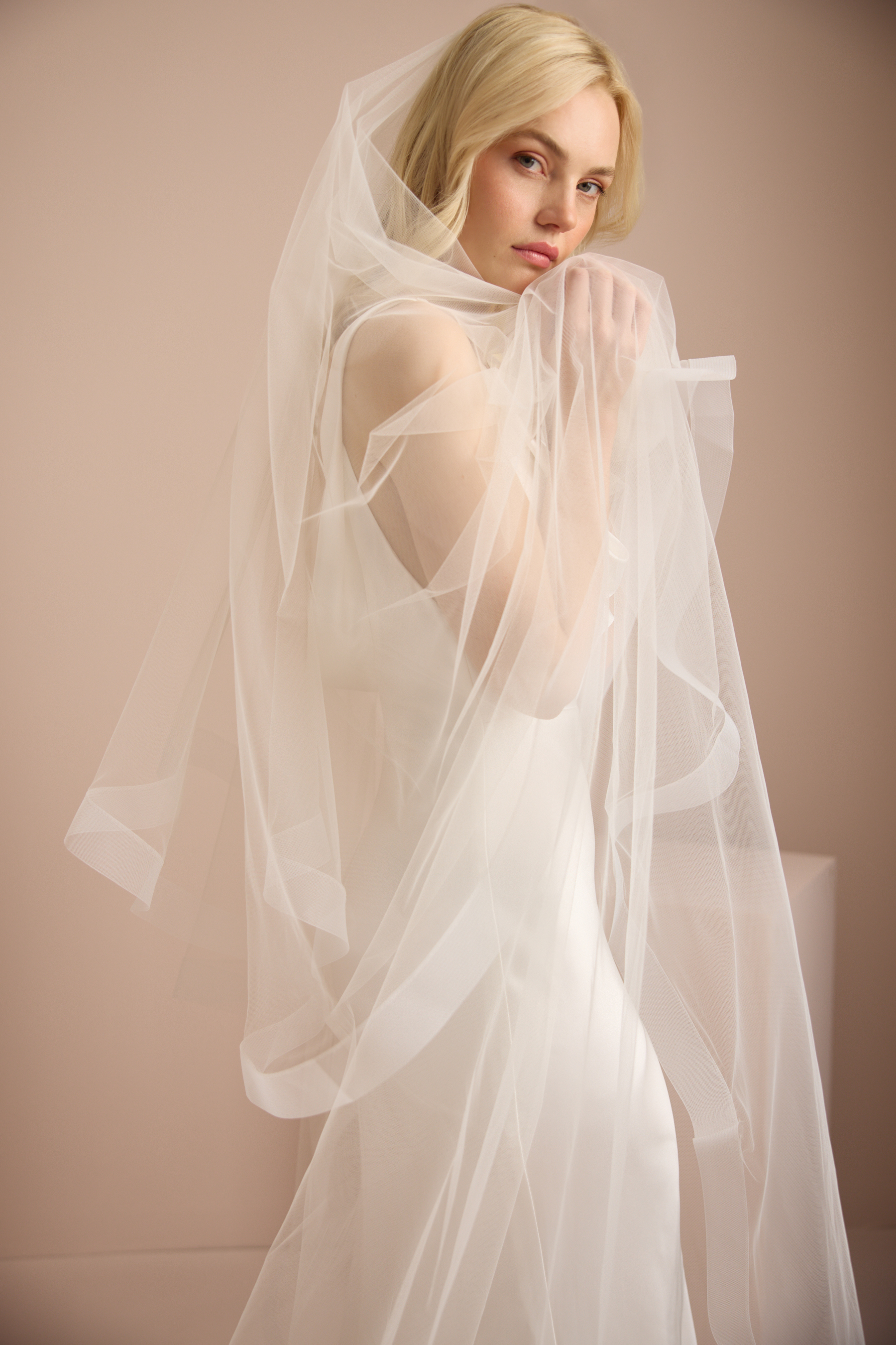 CASCADING CRINOLINE EDGE VEIL Detail 1
