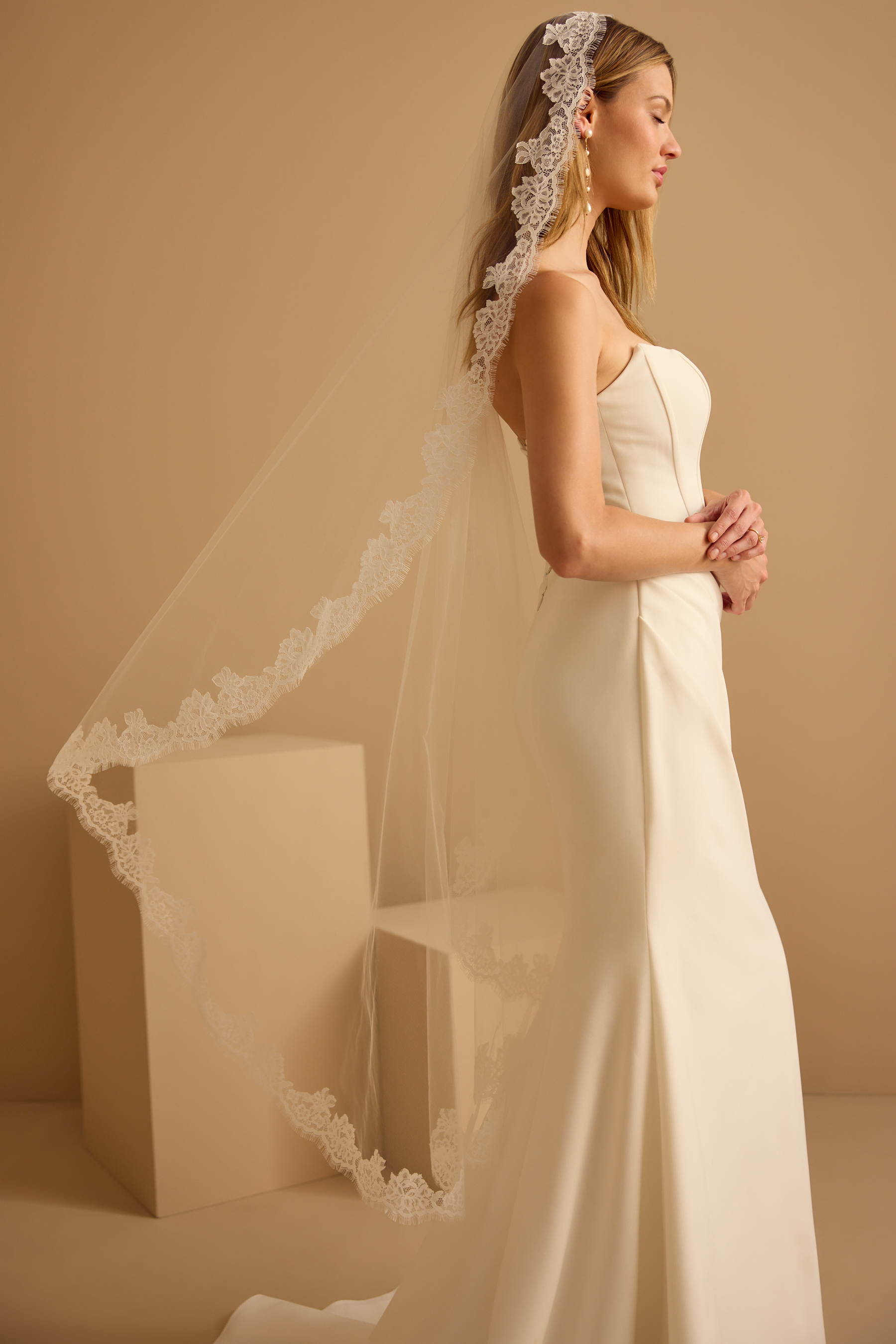 CHANTILLY MANTILLA VEIL Detail 1