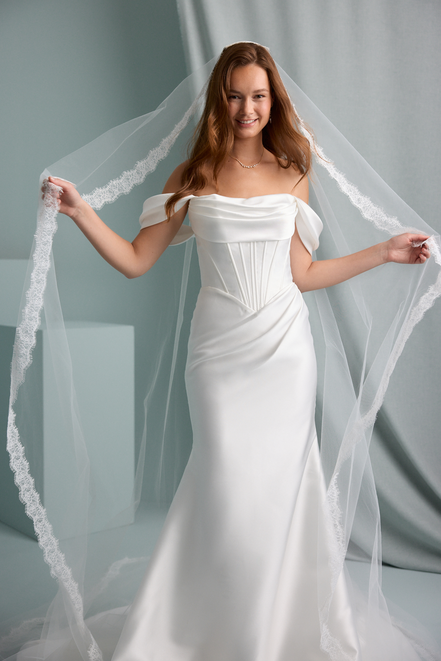 CHANTILLY TRIM MANTILLA Detail 3