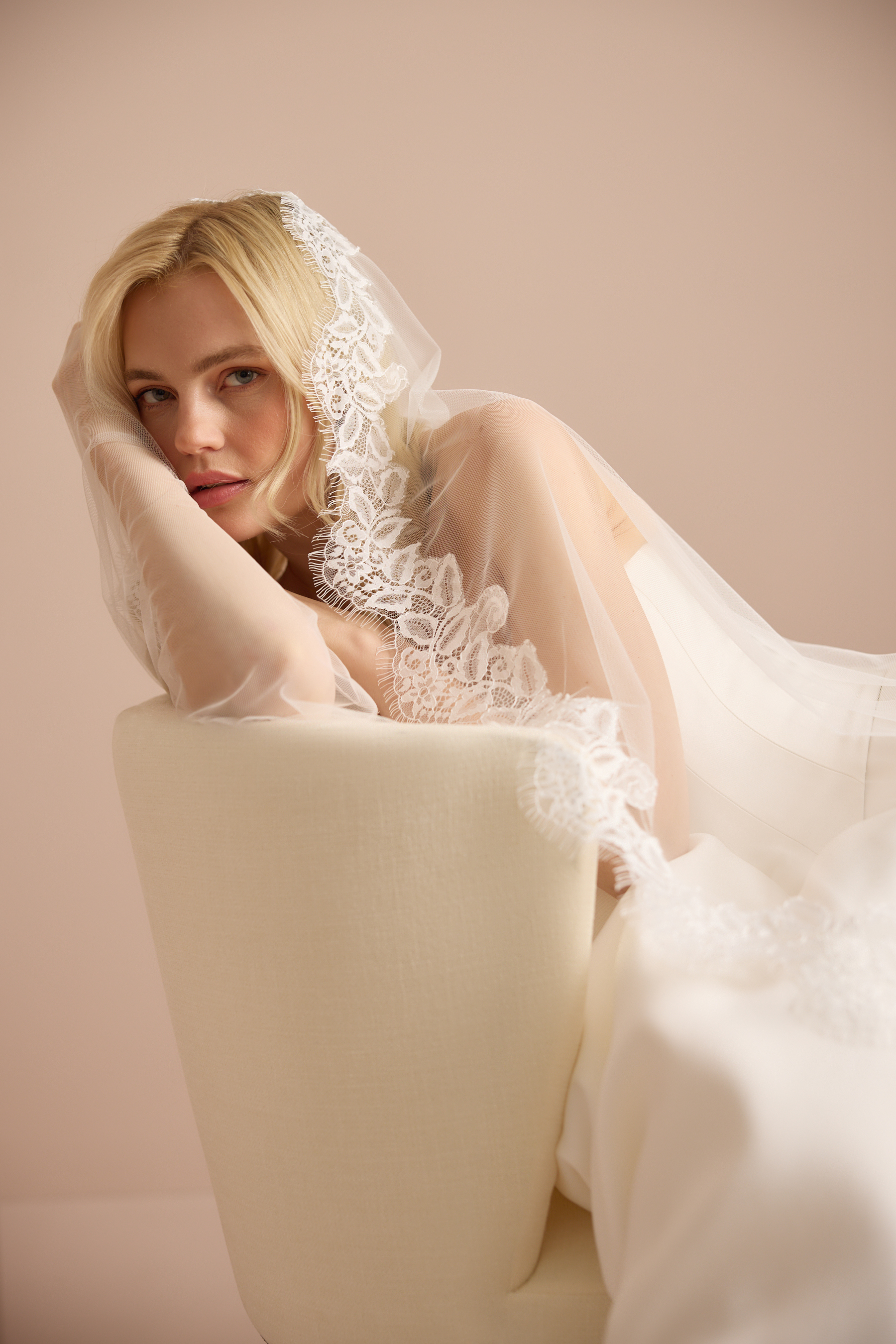 LUXE CHANTILLY TRIM MANTILLA Detail 2