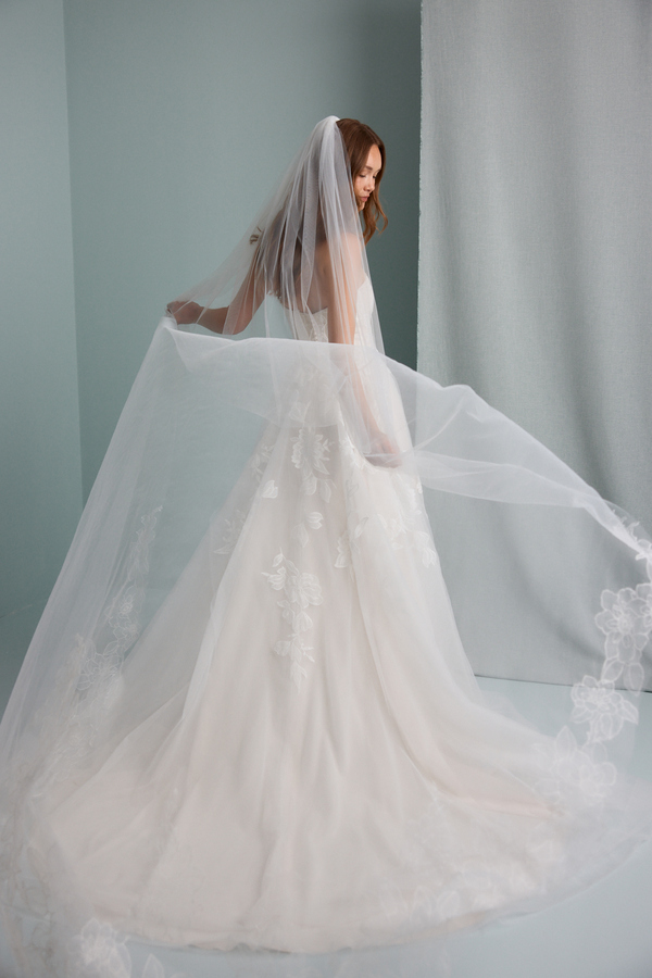 PROMINENT PETAL VEIL