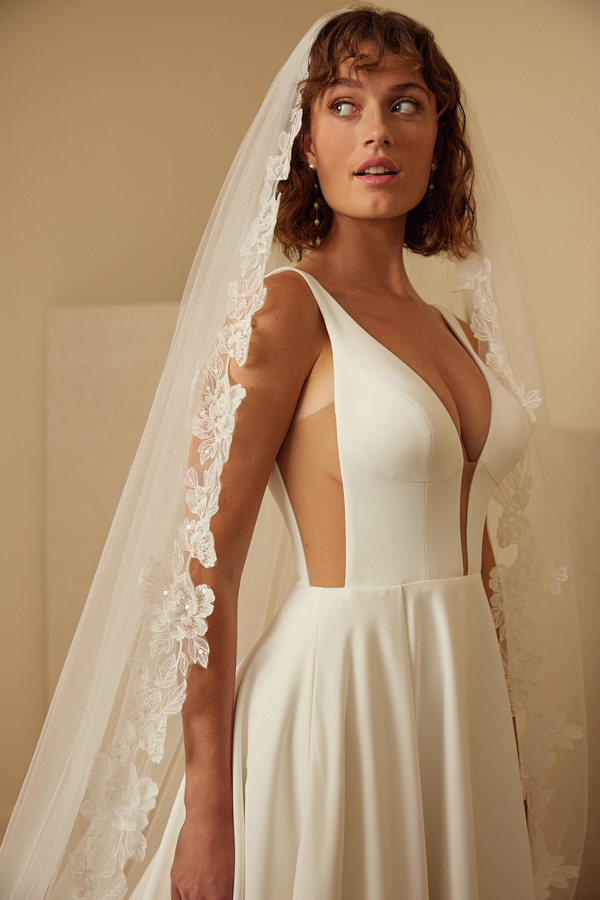 DELICATE FLORAL VEIL