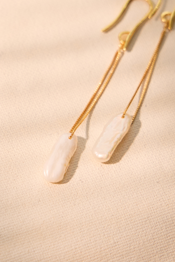 ASYMMETRICAL PEARL LOOP EARRINGS