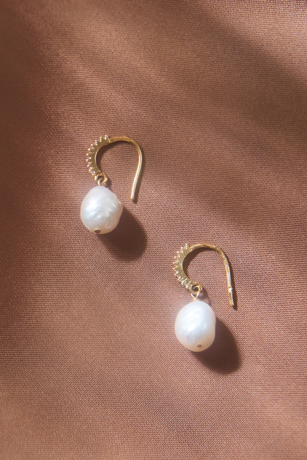 DELICATE PEARL DROPS